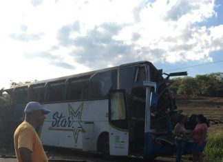 Acidente entre ônibus e carreta próximo a cidade de Taguaí faz vítimas fatais.