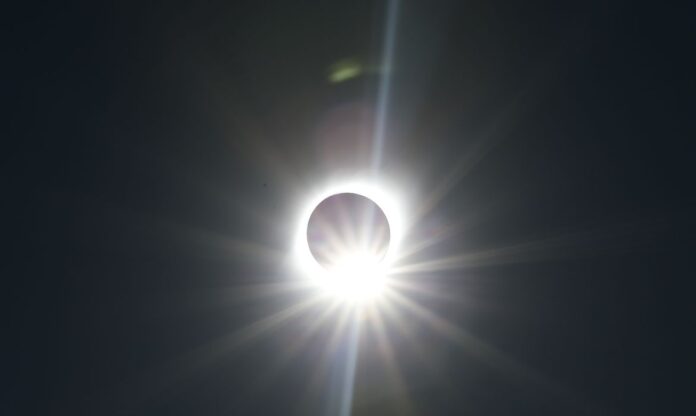 Um eclipse solar é observado em Coquimbo, Chile, em 2 de julho de 2019