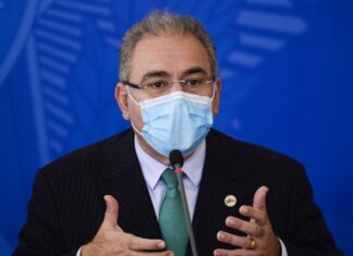 Ministério recomenda suspensão da vacinação de adolescentes