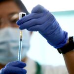 Média de mortes por covid-19 cai 19,5% no país em duas semanas