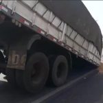 Carreta carregada com milho se solta na Rodovia Raposo Tavares