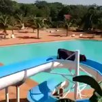 Vídeo: vaca escorrega em toboágua de clube no interior de SP