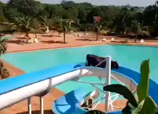 Vídeo: vaca escorrega em toboágua de clube no interior de SP