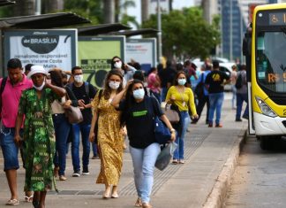 Brasil tem a menor média móvel de óbitos por Covid desde 22 de janeiro