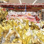 Aumenta a procura por chocolates nos dias que antecedem a Páscoa. Além das opções convencionais, Super Muffato aposta na produção própria de ovos “de colher” e no setor de saudáveis.