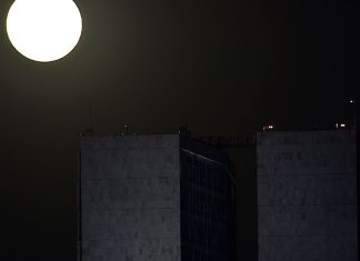 Superlua será visível na noite desta terça-feira