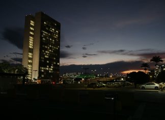 Votação da PEC para aliviar alta dos combustíveis é adiada para amanhã