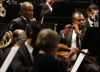 Público lota concerto para os 100 anos do rádio no Brasil