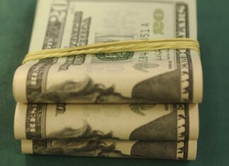 Dólar sobe para R$ 5,21 à espera de dados da economia americana