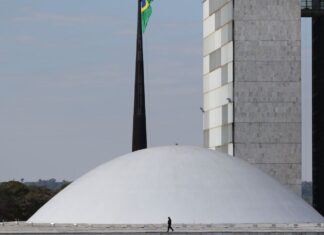 Senado aprova realocação de verba para piso da enfermagem