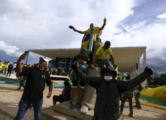 Maioria do STF aceita denúncias contra participantes de atos golpistas