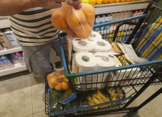 Contratos de trabalho por hora em supermercados aumentam precarização