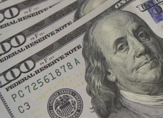 Dólar cai para o menor valor em 21 meses, e bolsa bate recorde