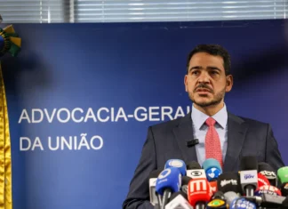 Senador apresenta relatório favorável à indicação de Messias ao STF