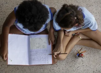 Metade dos estudantes não vê debate antirracista na escola, diz estudo